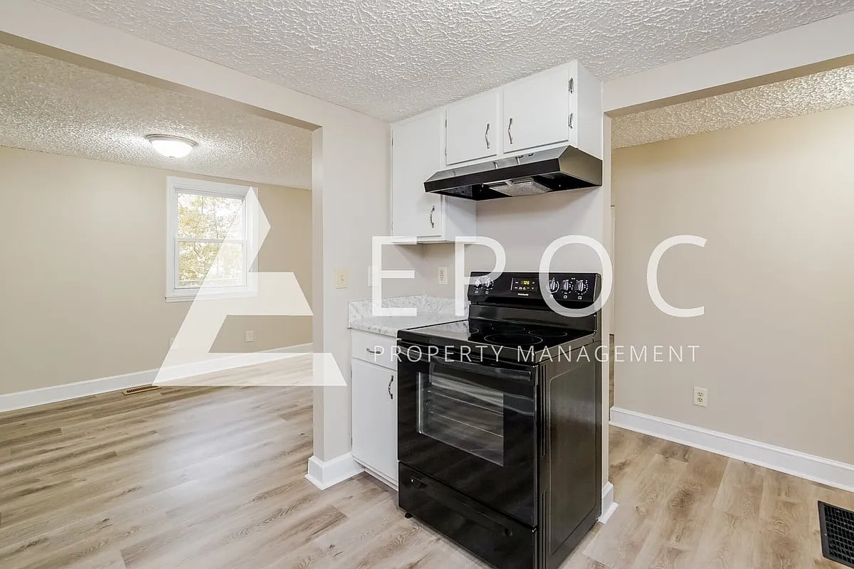 2248 Sharon St — Photo 2