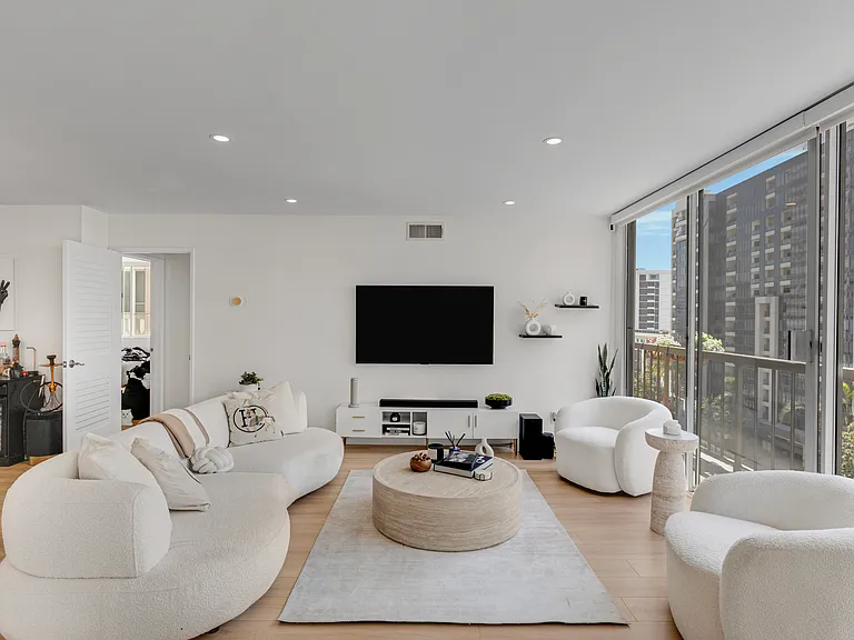 10747 Wilshire Blvd #902 — Photo 4