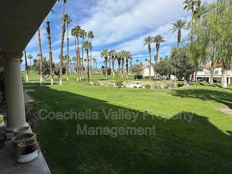 289 Vista Royale Cir W — Photo 2