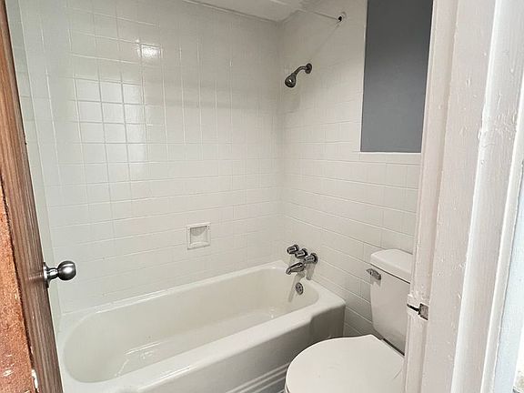 5th image of 605 N Gray St #204