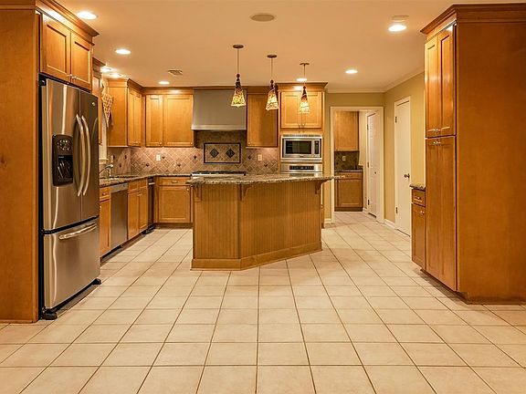4th image of 8375 Bergen Dr