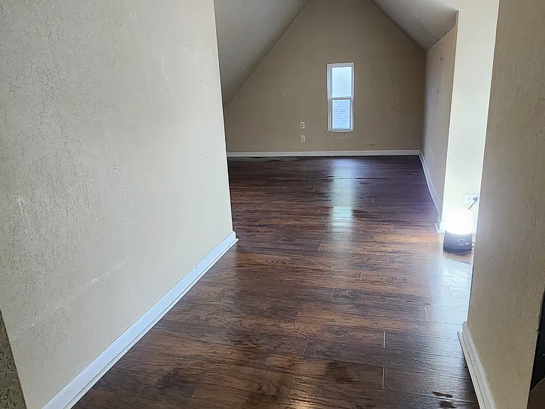 1522 Mott Ave — Photo 23