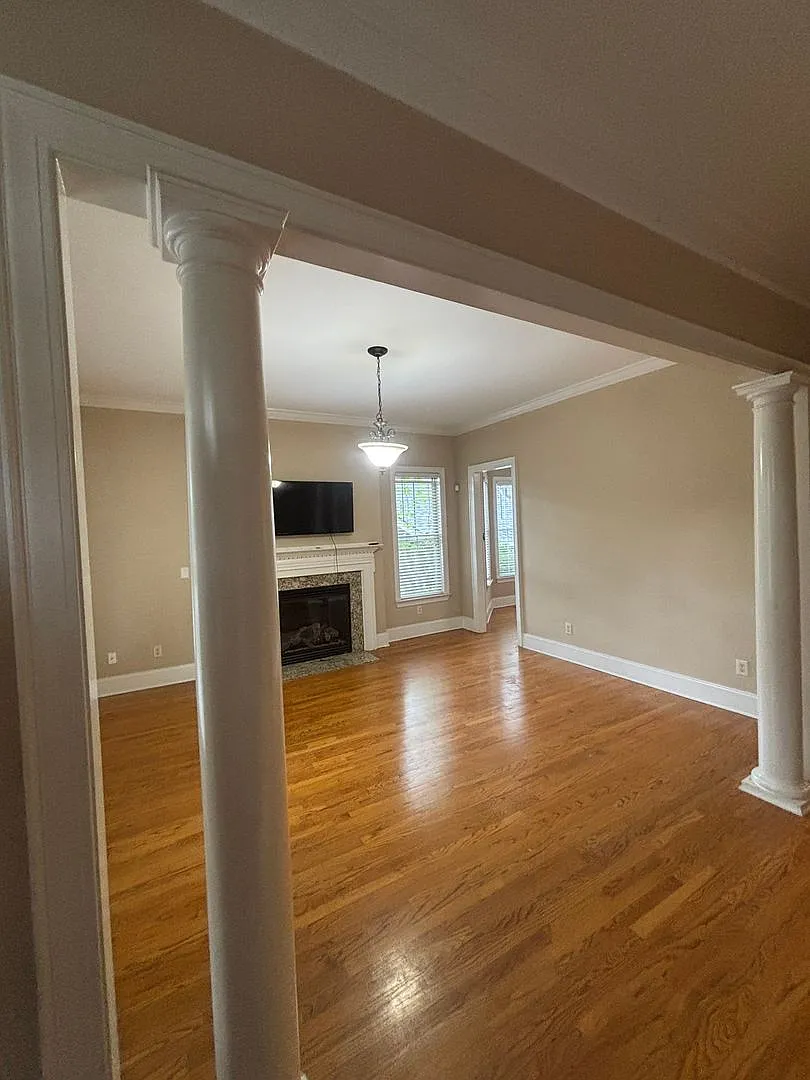 Spacious 4 Bed, 2.5 Bath Home Near Devine Street | Available August 1 2027 — Photo 2