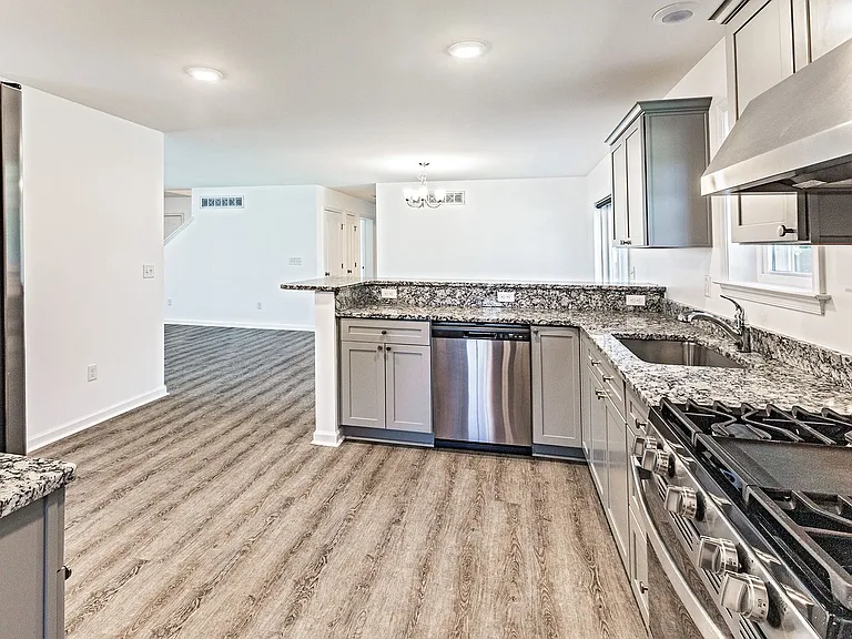 582 Railroad Ave — Photo 4