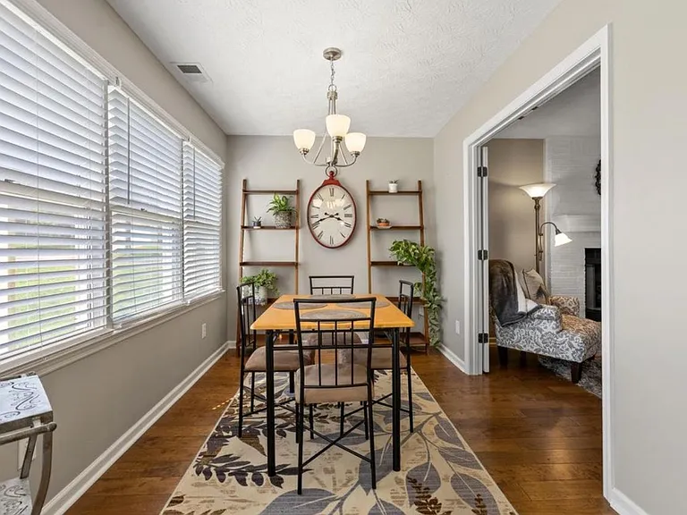 400 Amberley Dr — Photo 3