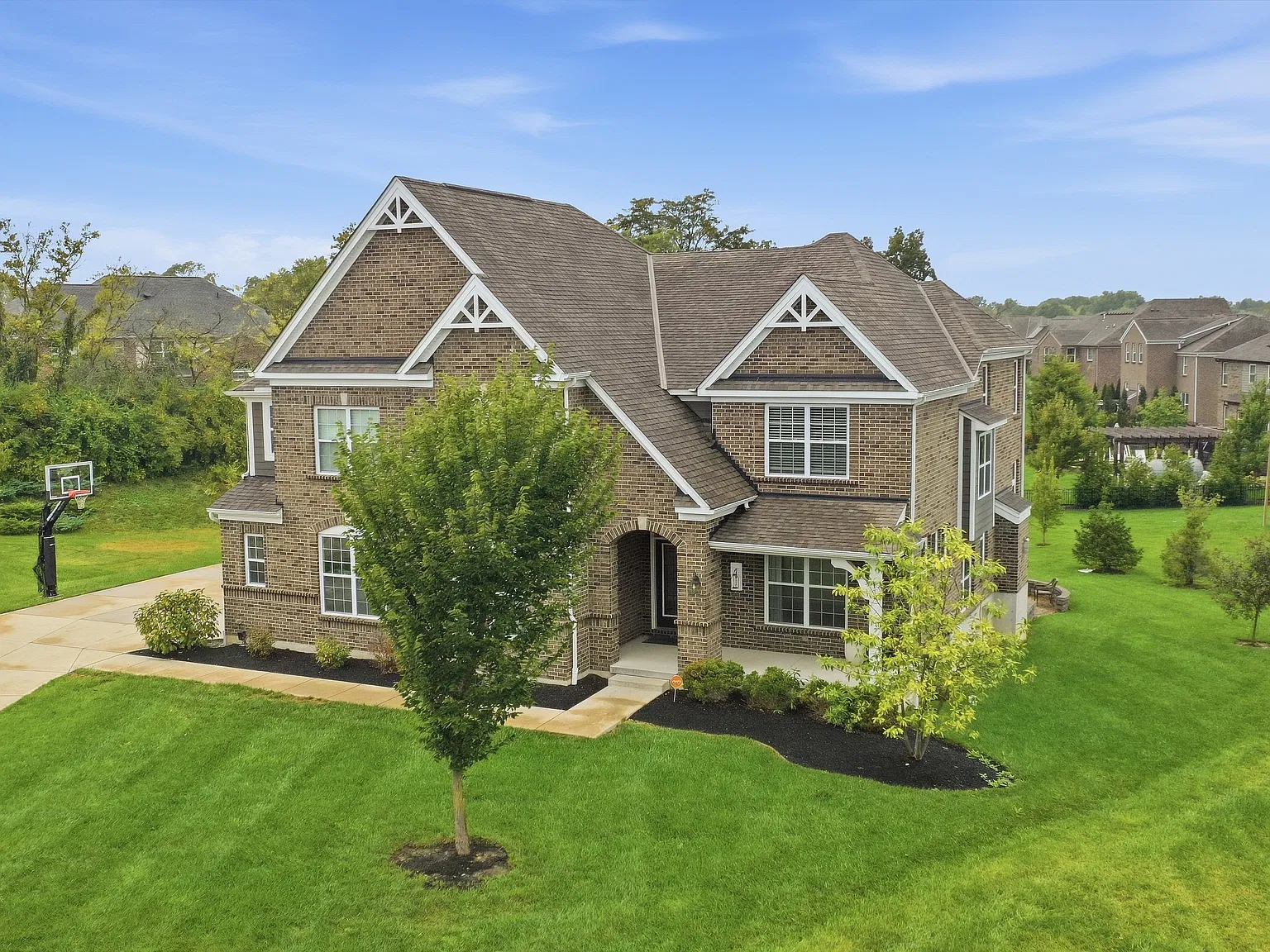 5 bed, 4697 sqft, $7,500 — Photo 4