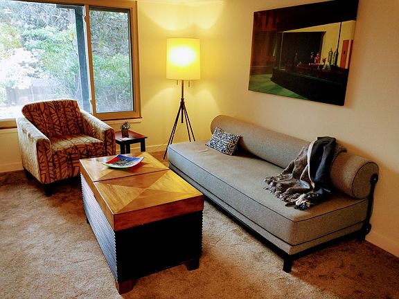 Comfortable and tranquil living room.