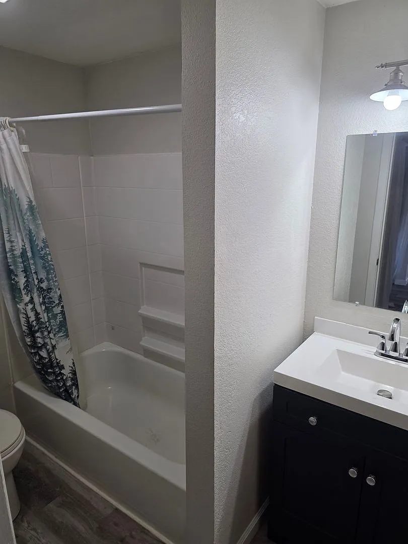 Cute Duplex with easy care front yard — Photo 4