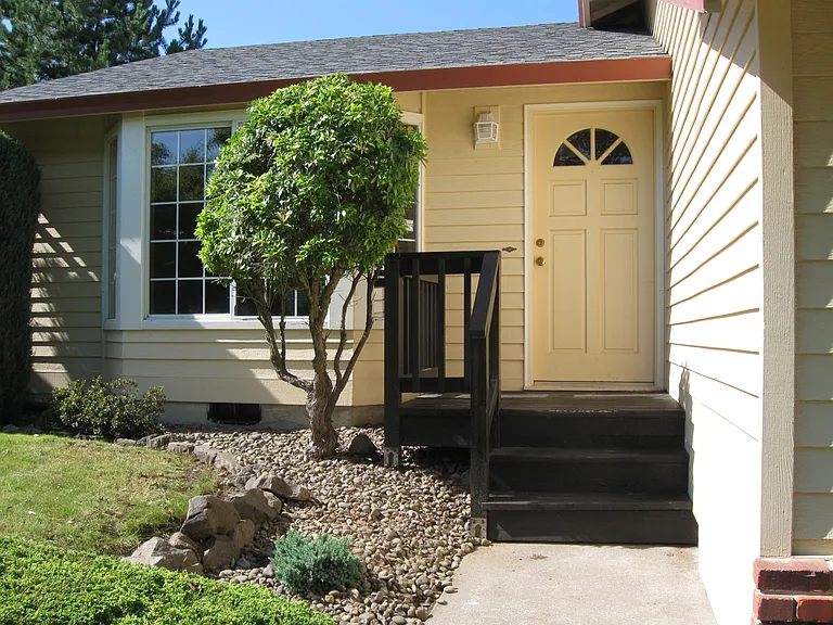 319 SW 28th Ct — Photo 13