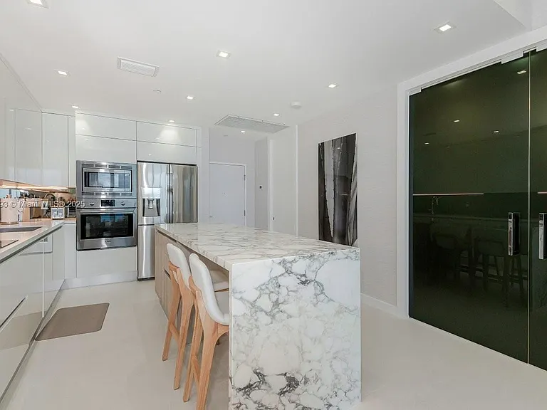 2301 Collins Ave #20 — Photo 8