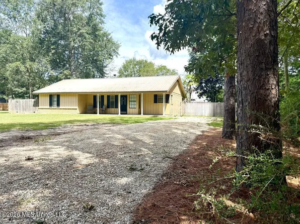 206 Glenwood Dr, Carriere, MS 39426