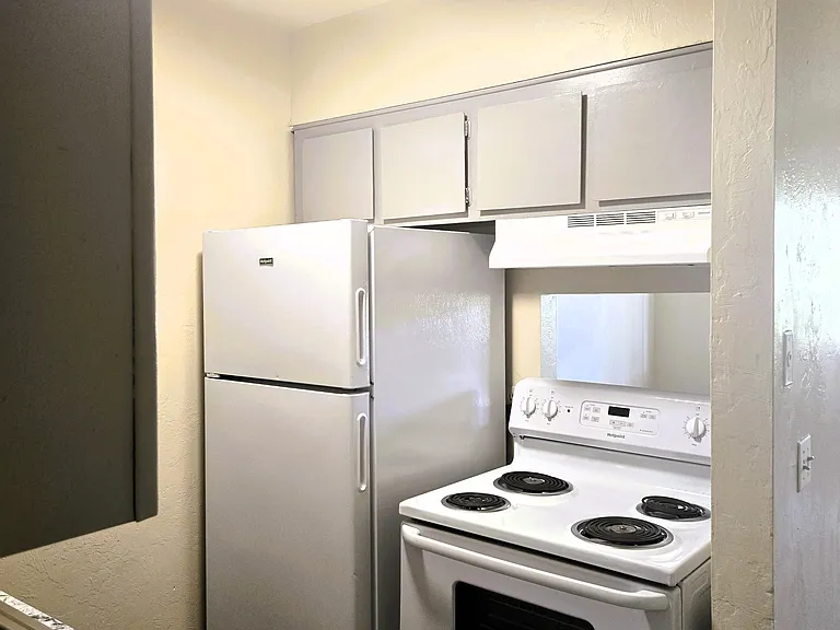 Full size appliances in the litchen