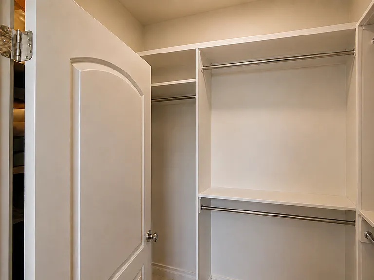 2801 N Oakley Ave #203 — Photo 8