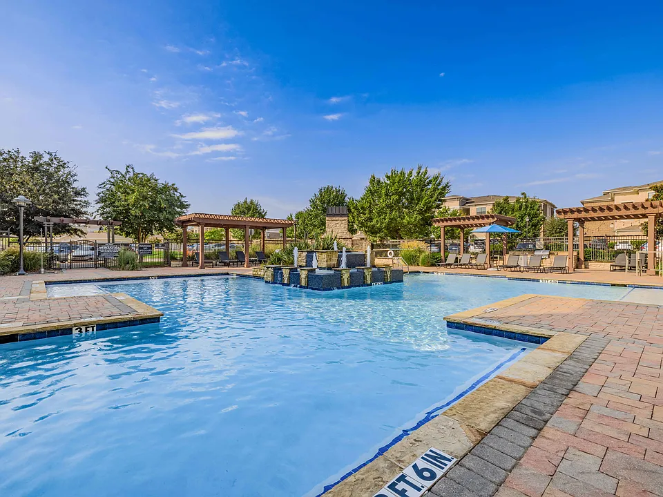 Resort-style Swimming Pool with Tanning Ledge and Sundeck
