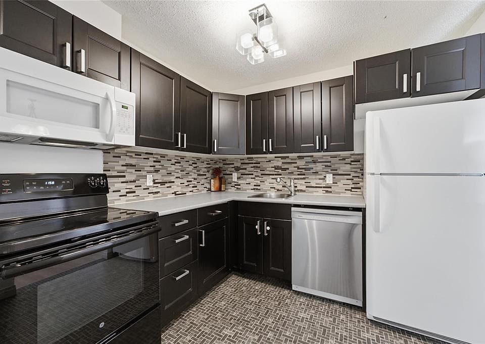 1st image of 120 Plaza Dr