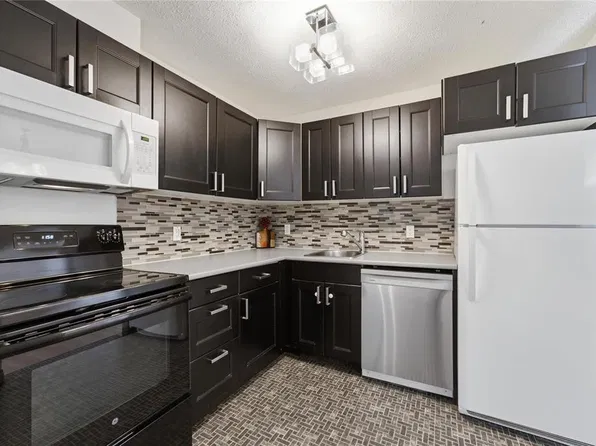120 Plaza Dr, Winnipeg, MB R3T 5K8