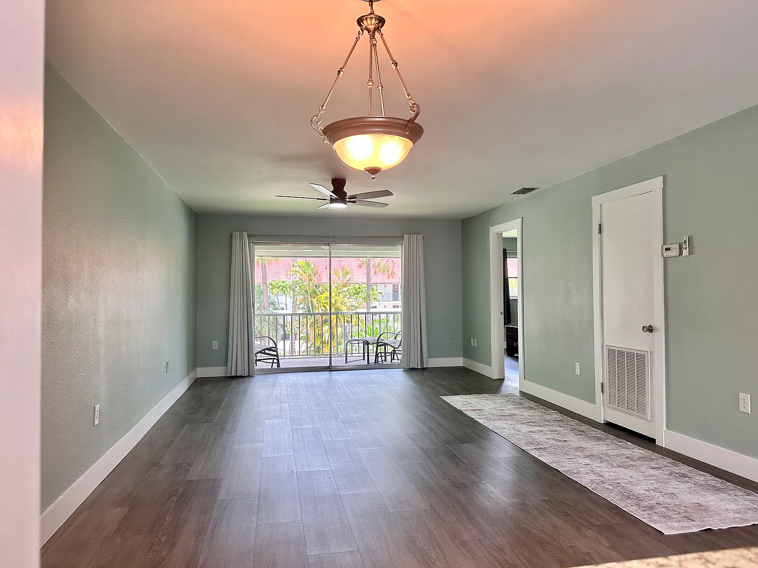 2 bed, 979 sqft, $1,720 — Photo 2