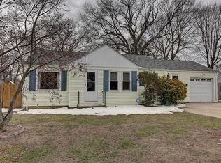 4 Pawtuxet Ave, Warwick, RI 02888