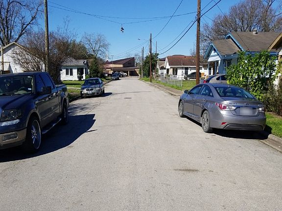 4th image of 716 E 32nd 1/2 St