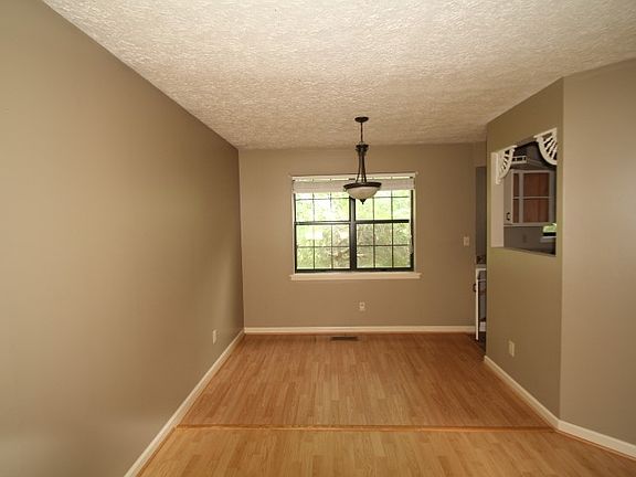 3rd image of 319 Couch St