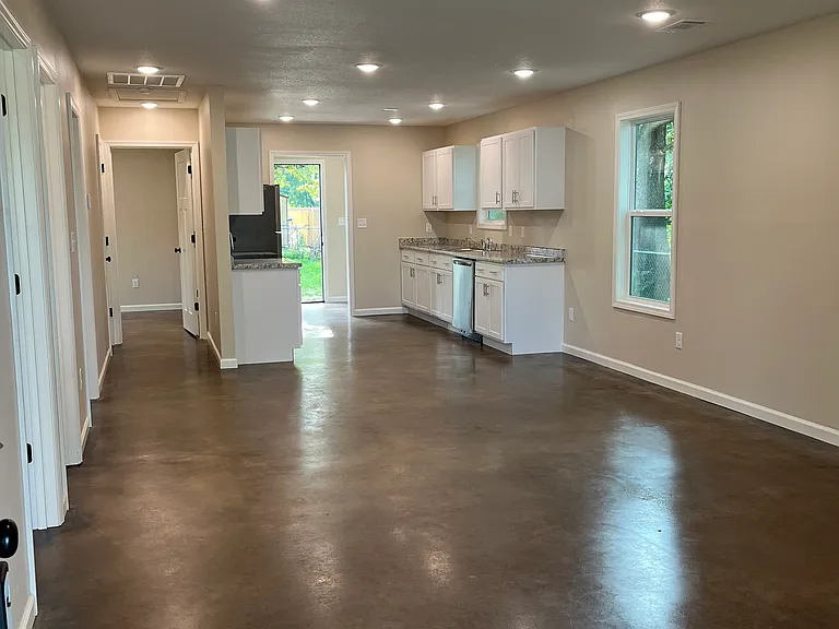 404 Locust Ave — Photo 12
