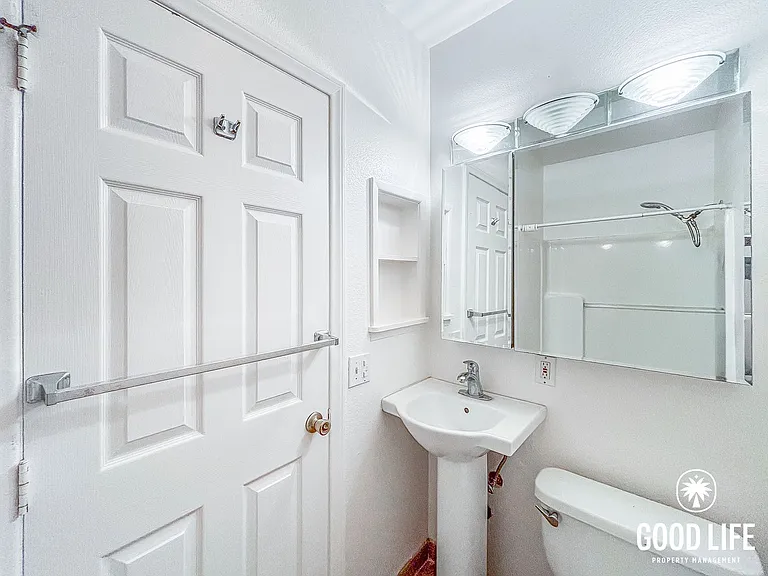 SD: Comfortable Junior 1BD/1BA Unit in Hillcrest with On-Site Laundry & Shared Courtyard — Photo 6