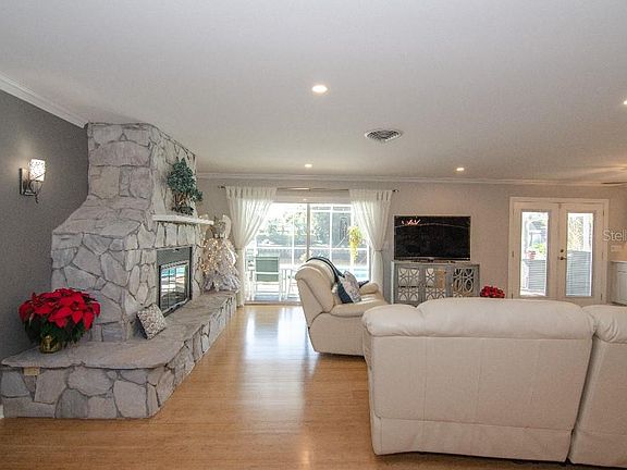 5th image of 5140 Venetian Blvd NE