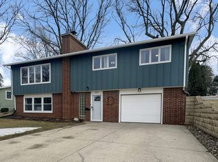 825 Glendale Park Dr, Hampton, IA 50441