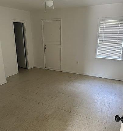 5th image of 812 S Oak St