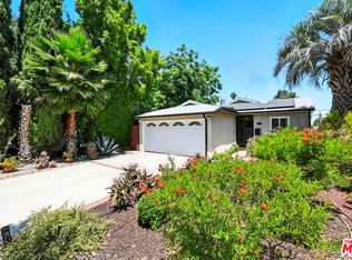 22101 SW Buena Ventura St, Woodland Hills, CA 91364