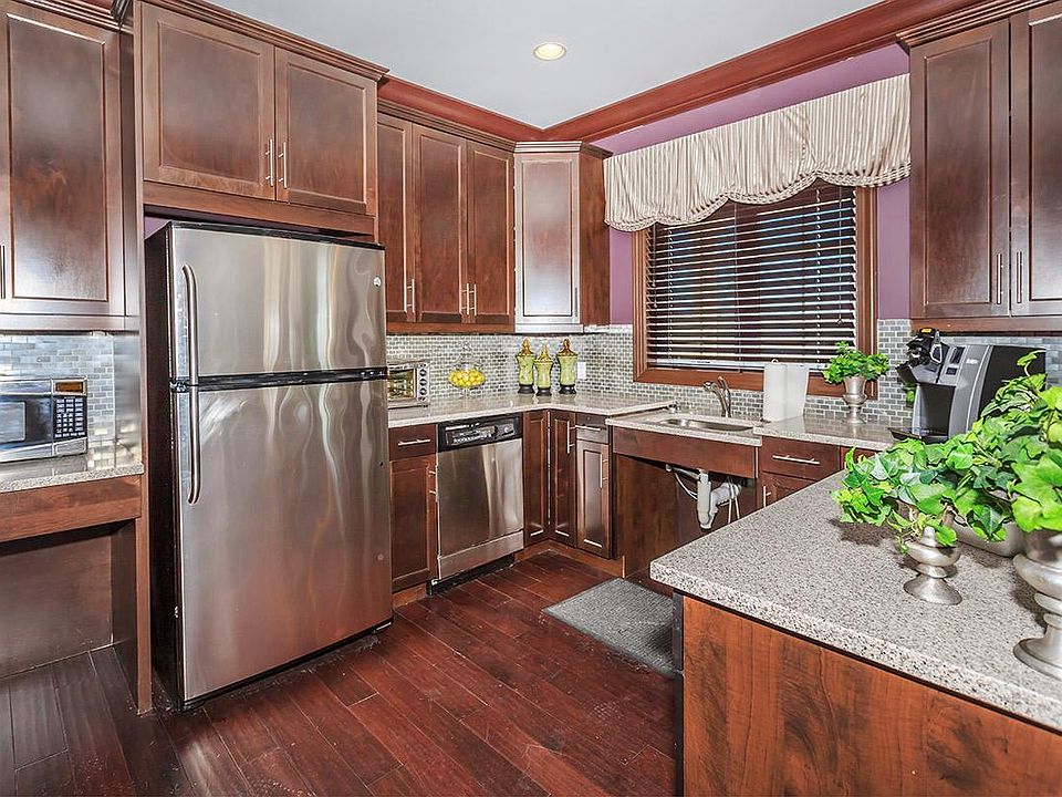 GORGEOUS DESIGNER KITCHENS