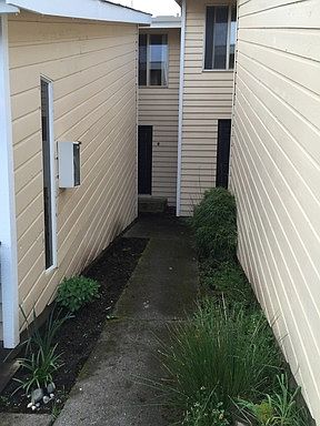 2nd image of 940 28th St NE