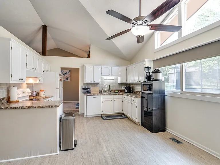 7708 Delaware Dr — Photo 11