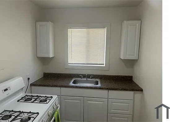 418 E St — Photo 2