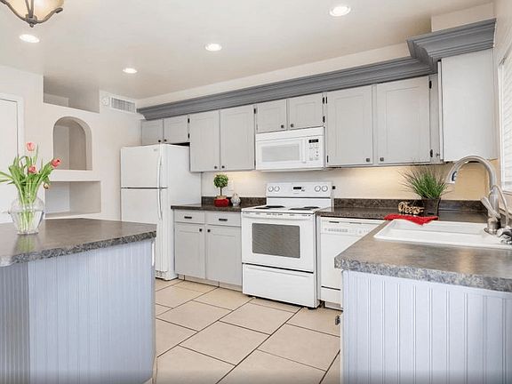 4th image of 2233 E Isabella Ave