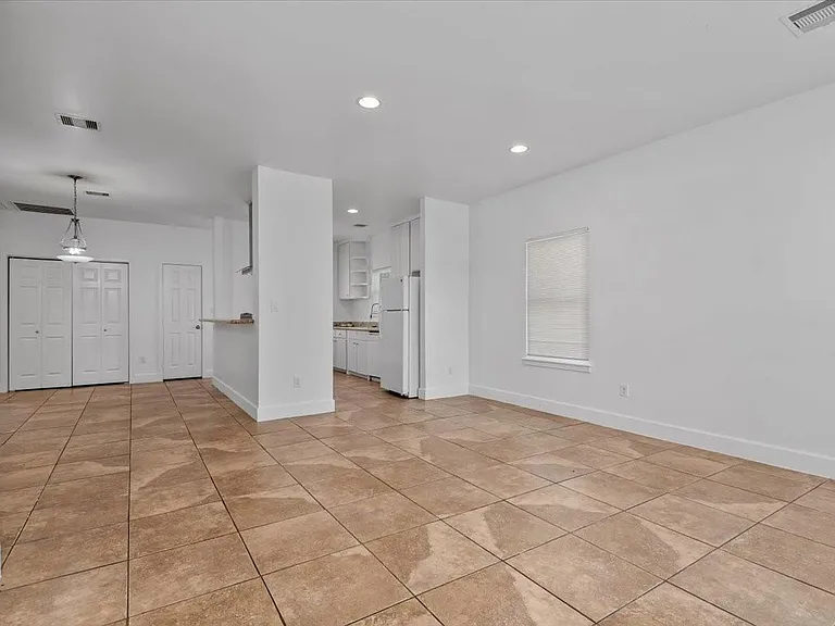2514 Bennington St — Photo 8
