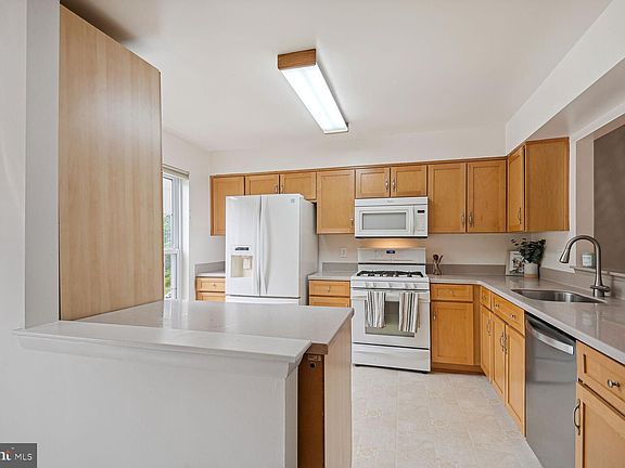 3rd image of 8305 Southern Oaks Ct
