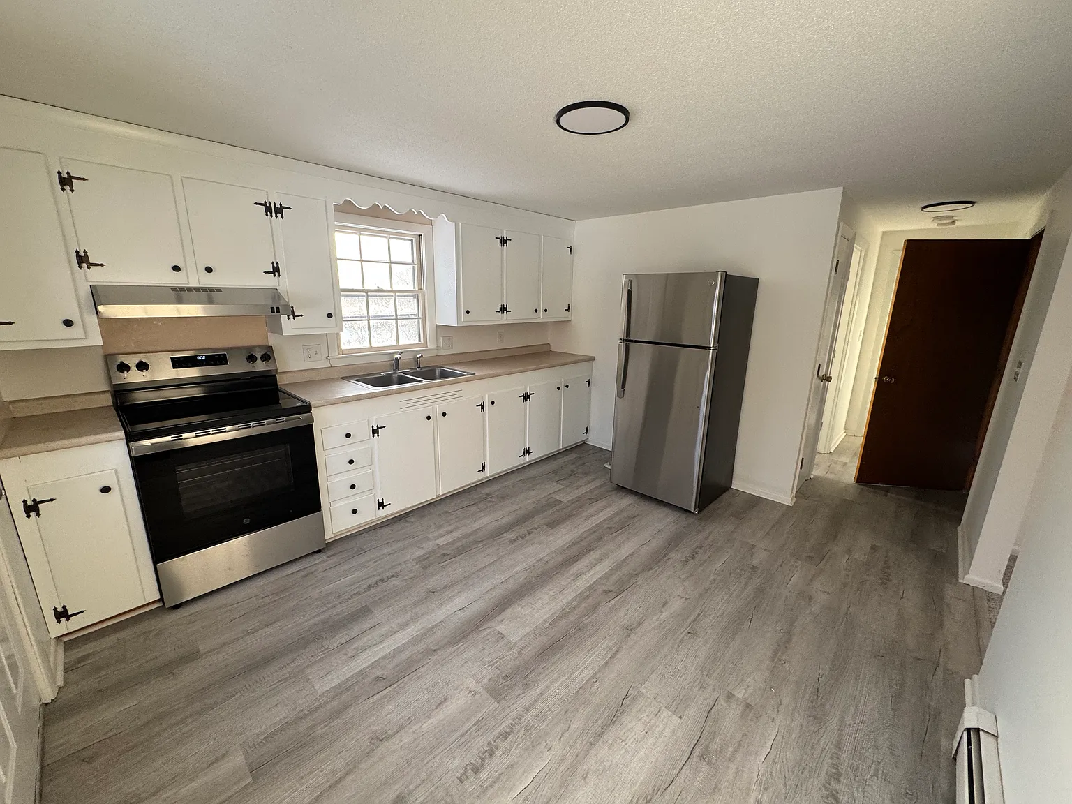 2 bed, 900 sqft, $2,100 — Photo 3