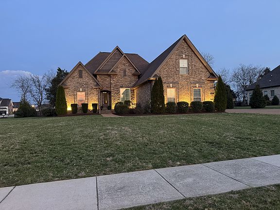 2nd image of 901 Larkspur Ln