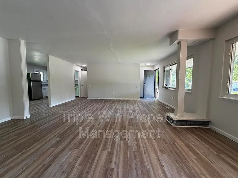945 Paddock Dr — Photo 7