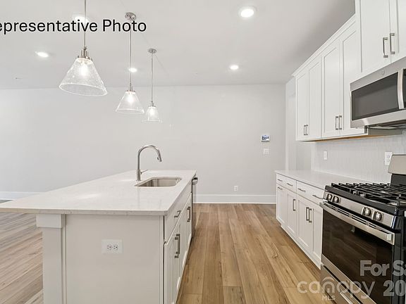 3rd image of 1433 Twin Leaf Rd