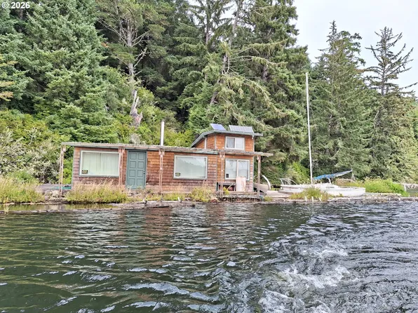 Tahkenitch Lndg E, Gardiner, OR 97441