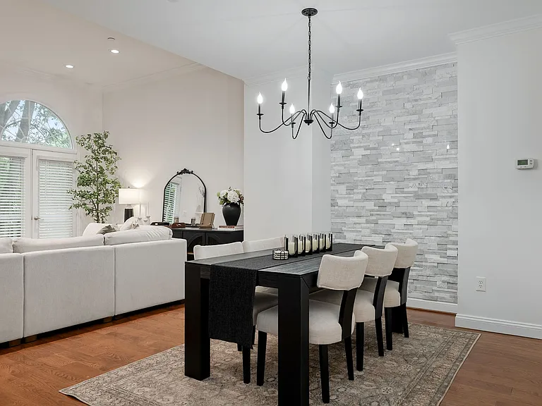 413 Clayton Ln — Photo 8