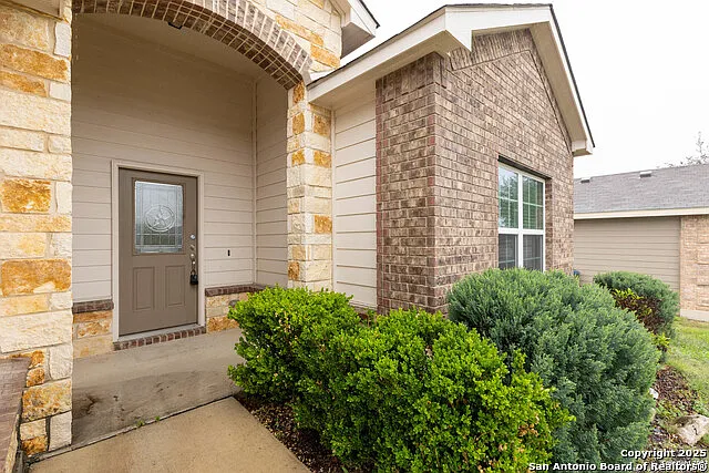 4 bed, 2.0 bath, 1840 sqft, $1,800 — Photo 2