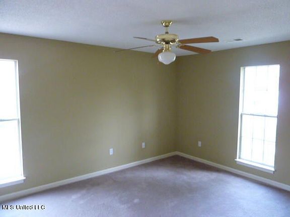 4th image of 1080 Parkview Cir N
