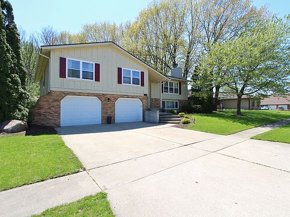 2nd image of 805 Lakeshore Dr