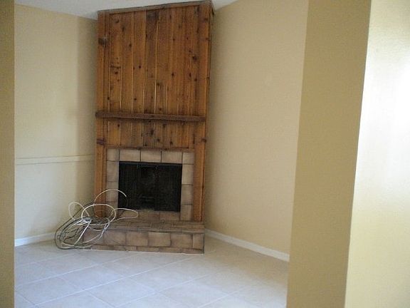 3rd image of 937 Robinhood Ct