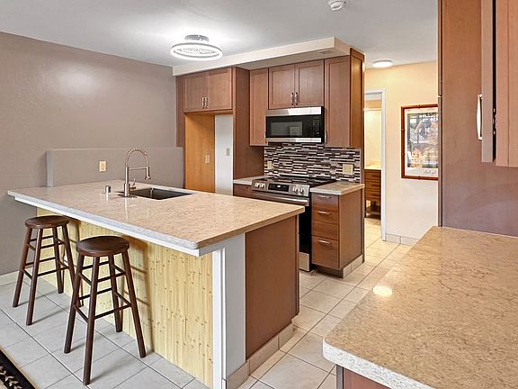 4th image of 75-5865 Walua Rd APT B210
