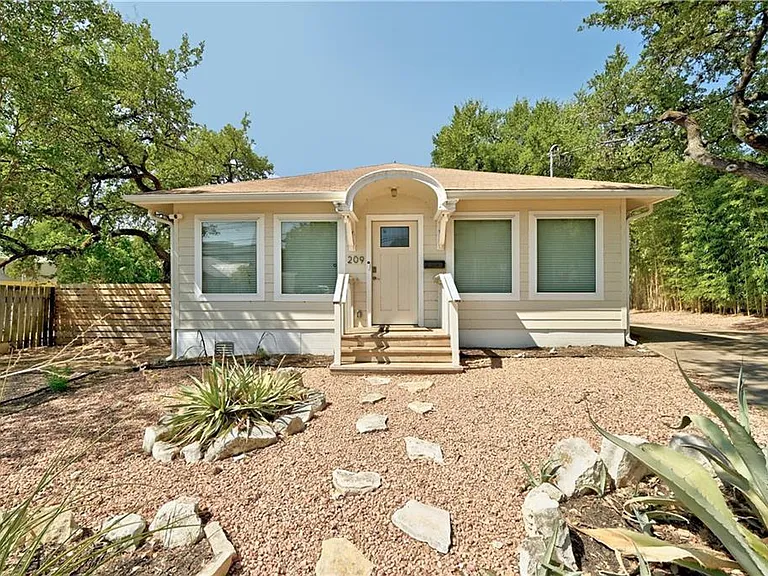 209 E Live Oak St #A — Photo 1