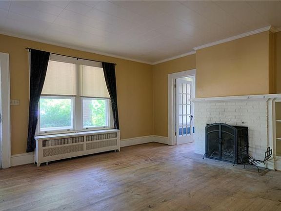 3rd image of 909 N Jefferson Ave